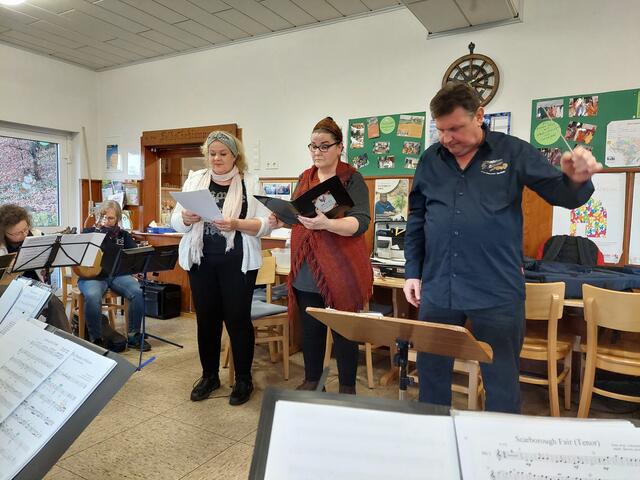 Solistinnen Evelina, Monika und Dirigent Bernd 