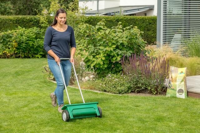 Den Rasen vorbereiten und pflegen. | Foto: Neudorff