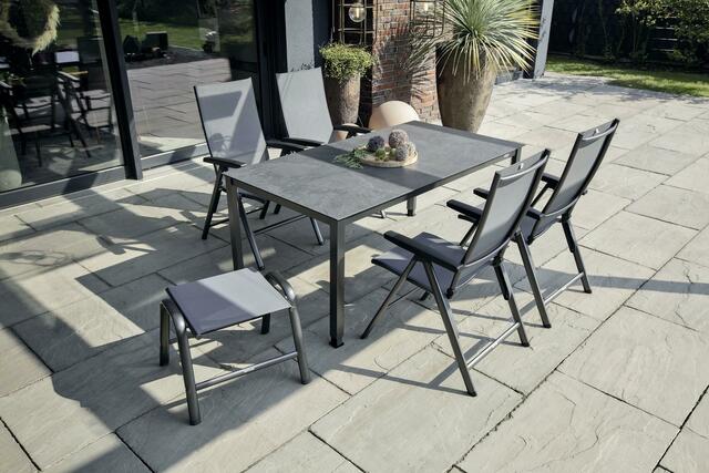 Um das Aufstehen und Hinsetzen, sowie das reine Sitzen, für ältere und größere Personen noch angenehmer zu machen sind mittlerweile um 5 cm verlängerte Sessel verfügbar. | Foto: Kettler/akz-o