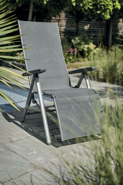 Wer auf Nachhaltigkeit setzt, kauft lieber einmal hochwertige Gartenmöbel, statt alle paar Jahre wieder neue. | Foto: Kettler/akz-o