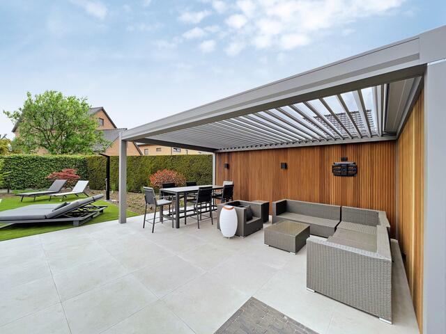 Gemütliches Outdoor-Wohnzimmer: mit einem Lamellendach perfekt ausgestattet für jede Witterung. | Foto: DJD/Weinor