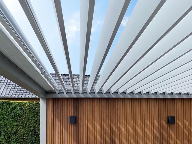 Der Neigungswinkel der Elemente eines Lamellendachs lässt sich stufenlos einstellen und auf Wunsch vollautomatisch über Sensoren regeln. | Foto: DJD/Weinor