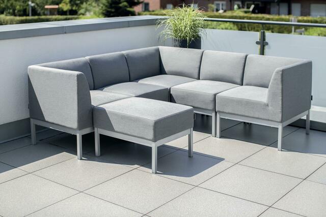 Ist der Platz auf Terrasse oder Balkon begrenzt, bieten modulare Möbel sehr viel Freiraum für eine individuelle Gestaltung. | Foto: Kettler/akz-o