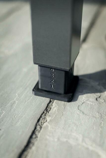 Um bis zu 5 cm verlängerbare Fußkappen lassen Stühle trotz verlängerter Stuhlbeine einfach unter dem Tisch platzieren. | Foto: Kettler/akz-o