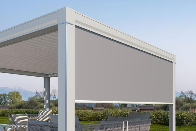 Mit senkrechten Verschattungen lässt sich ein Lamellendach rundum schützen. | Foto: DJD/Weinor