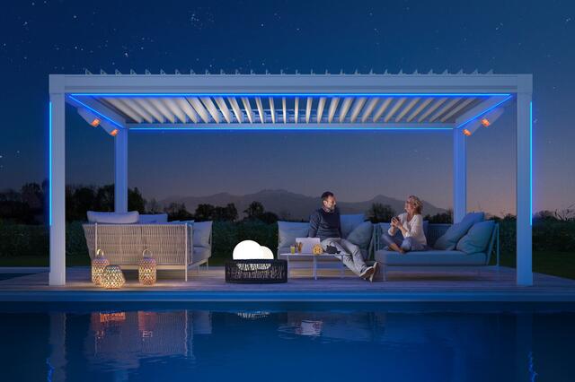 Lamellendächer sind eine interessante Alternative zu textilen Sonnenschutzsystemen. Je nach Einstellung spenden sie Schatten oder öffnen den Blick in den Himmel.
 | Foto: DJD/Weinor