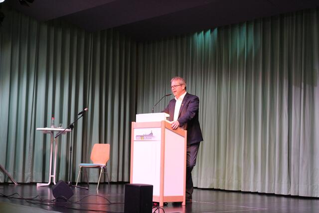 Noch-Bürgermeister Andreas Felchle führte durch den Abend und moderierte die Kandidatenvorstellungen. | Foto: kuna