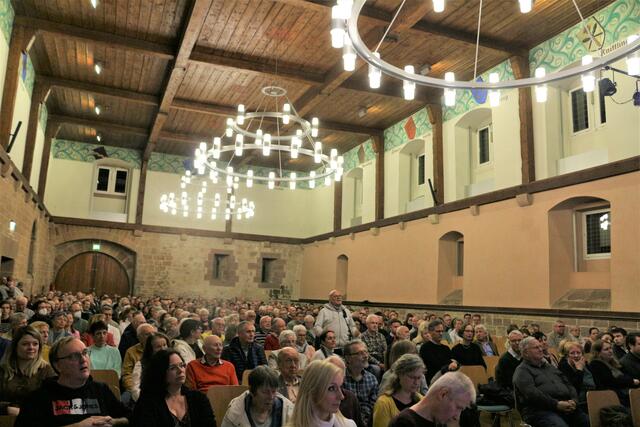 Die Bürger hatten einige Fragen an die Bürgermeisterkandidaten. | Foto: kuna