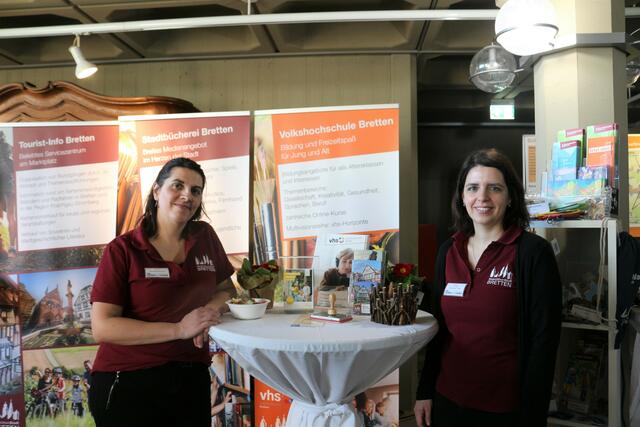 Daniela Kerres und Caroline Traut (von links) informierten über die Tourist-Info, die Stadtbücherei und die Volkshochschule Bretten. | Foto: kuna