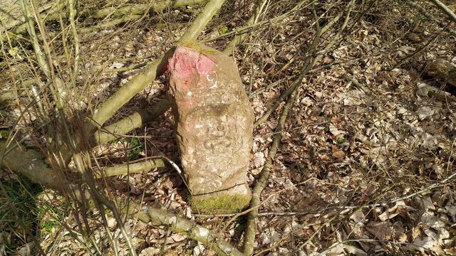 Dreimärker am Wegrand