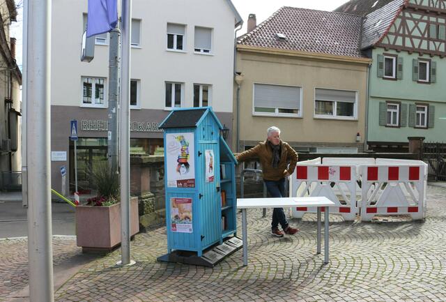 Vor dem Alten Rathaus steht immerhin ein Bücherschrank, der die Zugänglichkeit des Stadtmodells allerdings stören würde. | Foto: kuna