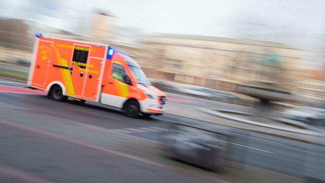 Ein Rettungswagen fährt mit Blaulicht.
| Foto: Julian Stratenschulte/dpa/Symbolbild