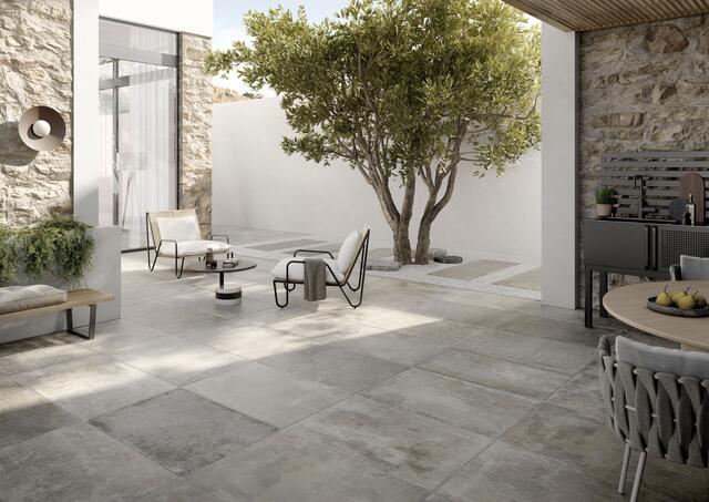 Materialstärken von bis zu zwei Zentimetern geben großen Fliesen eine hohe Widerstandsfähigkeit, sodass sie, wie hier im Hintergrund, auch sehr gut lose verlegt werden können. | Foto: DJD/Deutsche-Fliese.de/Zwei Outdoor