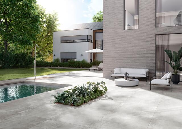 Große Fliesenformate schaffen Großzügigkeit auf der Terrasse. Eine professionelle Verlegung durch Fachhandwerker sorgt dafür, dass ihre Schönheit von langer Dauer ist.
 | Foto: DJD/Deutsche-Fliese.de/Gepadi