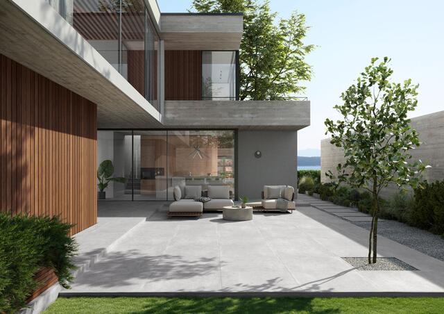 Schicke Kombi: Fest verlegte Fliesen auf der Terrasse und im Haus, lose verlegte Platten in anderen Gartenbereichen. | Foto: DJD/Deutsche-Fliese.de/Stroeher