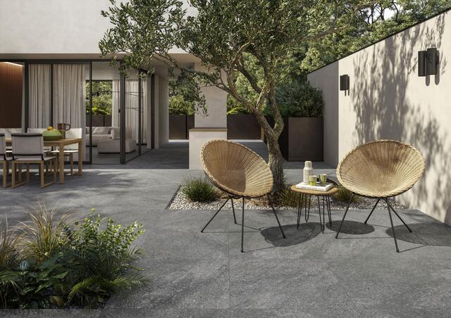 Perfekte Natursteinoptik, verbunden mit der Wetterfestigkeit und Pflegeleichtigkeit von Keramik: Fliesen sind echte Multitalente für ästhetisch anspruchsvolle, langlebige Terrassen. | Foto: DJD/Deutsche-Fliese.de/Engers
