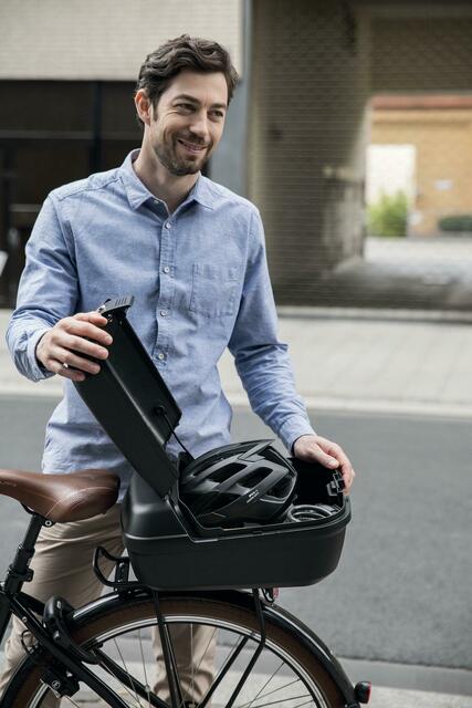 Die robuste und regendichte Box ist ein sicheres Depot für Helm, Regenjacke und Co. | Foto: Rixen &amp; Kaul/akz-o