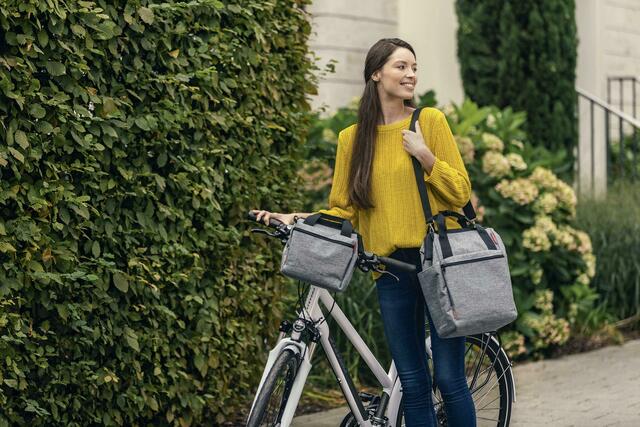 Ein echtes Raumwunder – ob am Rad als Lenker- oder als modische Umhängetasche, schluckt sie durch ihre weite Öffnung überraschend viel Gepäck. | Foto: Rixen &amp; Kaul/akz-o