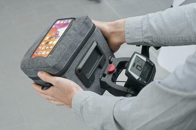 Mit einem Klick zu befestigen, bietet die Lenkertasche auch ein Smartphonefach. | Foto: Rixen &amp; Kaul/akz-o