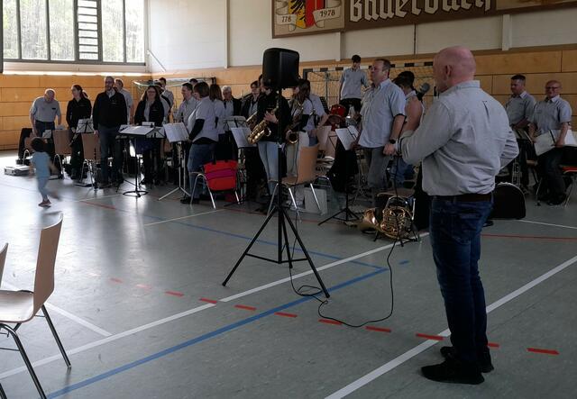 Ortsvorsteher Torsten Müller erklärt den Wanderweg und erläutert launisch seinen Kollegen der anderen Stadtteile: "Bauerbach hat selbstverständlich den schönsten Wanderweg, die herrlichsten Aussichten und ohne jeden Zweifel die besten Verpflegungs- und Einkehrstationen". Sein 'Volk' die Einwohner, war damit zufrieden und dankte mit kräftigem Applaus.  | Foto: -roal-