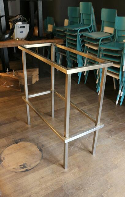 In das Stahlgestell werden die Holzbalken montiert und die Bronzeplatte oben angebracht. | Foto: kuna