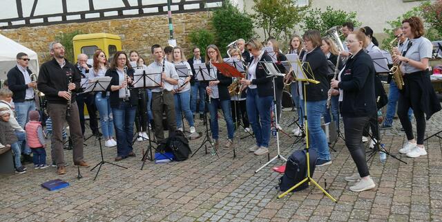 Hey, die Musikkapelle soll spielen und nicht singen ....  | Foto: -roal-