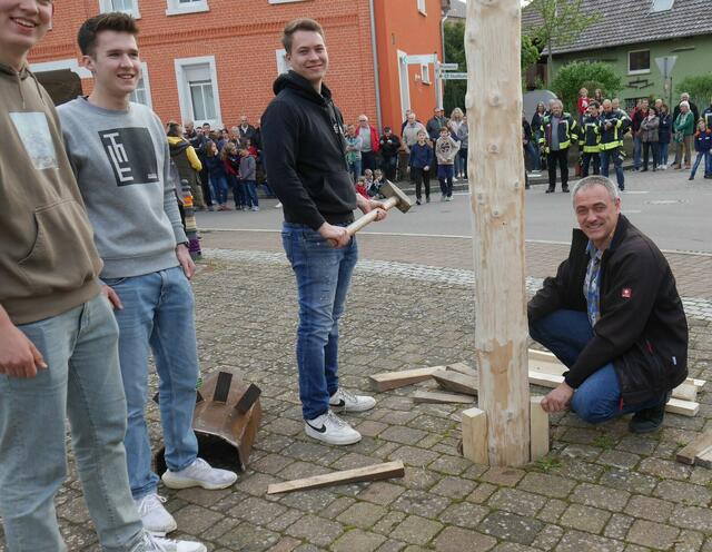 Frank Müller und Jungs der Landjugend verkeilen den Maibaum | Foto: -roal-