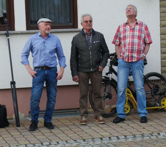 Ortsvorsteher Torsten Müller und sein Vorgänger Wolfgang Rück sowie ein Gast sind in gespannter Erwartung....  | Foto: -roal-