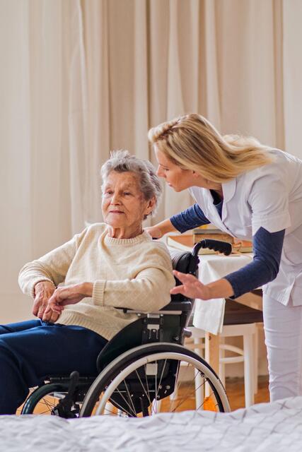 Mit einer privaten Pflegevorsorge kann man sich und seine Angehörigen vor großen finanziellen Belastungen im Pflegefall schützen. Das gilt sowohl bei stationärer als auch bei ambulanter Pflege. | Foto: DJD/Allianz/Halfpoint - stock.adobe.com