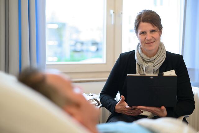 Schlaganfall-Lotsin am Krankenbett.  | Foto: Mario Haase