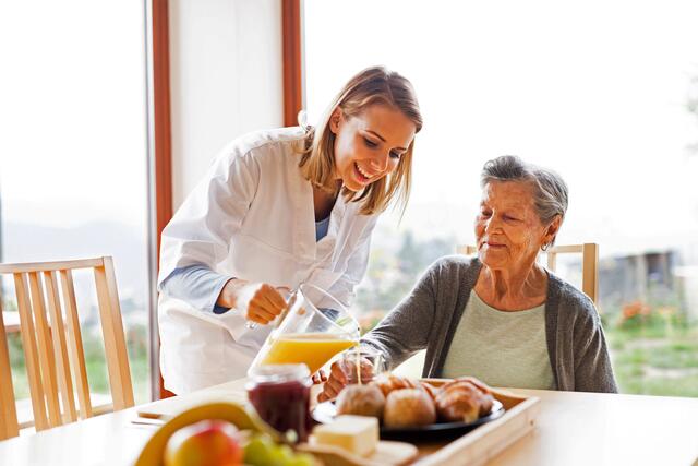 Die gesetzliche Pflegeversicherung deckt als Grundabsicherung nur einen Teil der Pflegekosten. Die Versicherten müssen einen erheblichen Anteil aus eigener Tasche zahlen. | Foto: DJD/Allianz/Halfpoint - stock.adobe.com