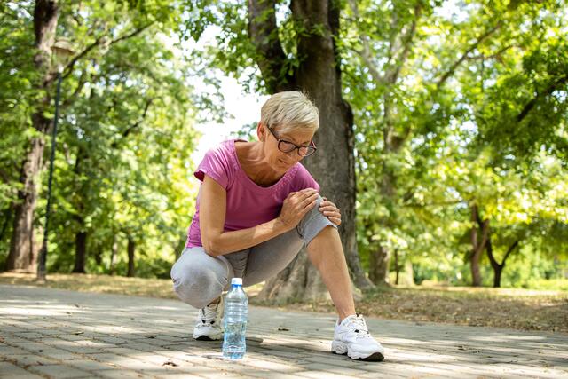 Um Überlastungen zu vermeiden, ist sorgfältiges Aufwärmen und Dehnen wichtig. | Foto: DJD/Murnauer Markenvertrieb/Shutterstock/Aleksandar Malivuk