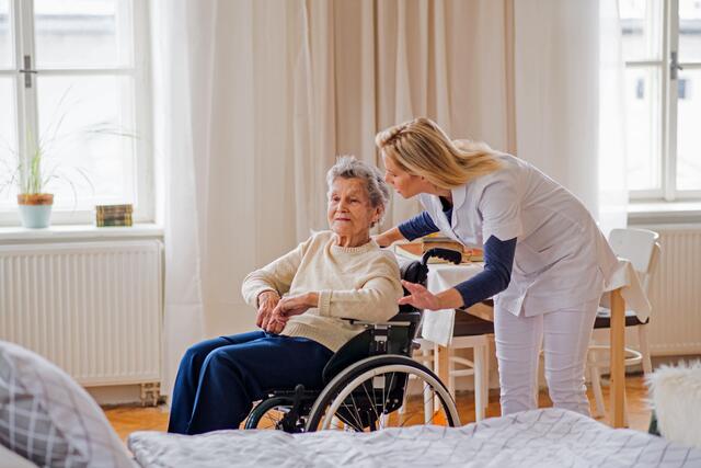 Mit einer privaten Pflegevorsorge kann man sich und seine Angehörigen vor großen finanziellen Belastungen im Pflegefall schützen. Das gilt sowohl bei stationärer als auch bei ambulanter Pflege. | Foto: DJD/Allianz/Halfpoint - stock.adobe.com