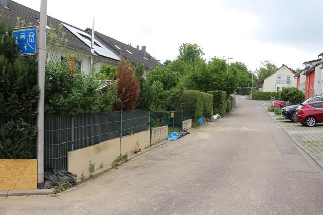 Die Anwohner am Steiner Pfad haben sich mit eigenen Barrieren gegen die Schlammmassen gewehrt. | Foto: kuna