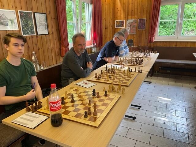 Mittig: Eine weitere Remispartie