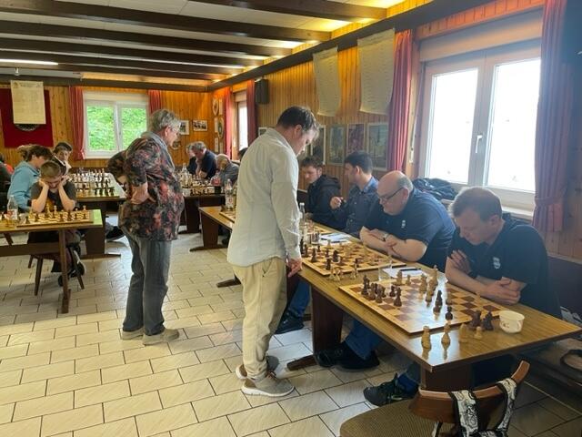 GM Buhmann überlegt seinen nächsten Zug gegen Dieter Dürrwächter