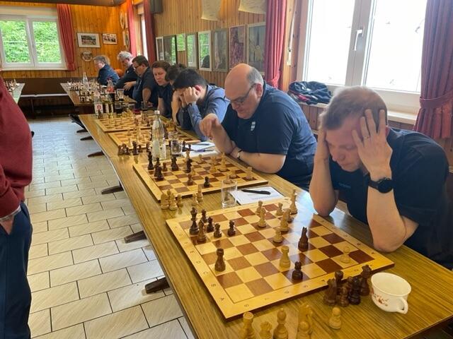 Rechts: Eine von drei Stellungen die zu Remis werden sollte