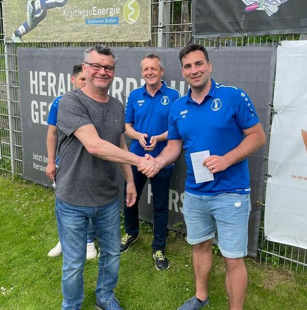 Der erste Vorstand Dennis Berger bedankt sich bei Manuel Görzner und wünscht ihm eine schöne Zeit nach dem Fußball. | Foto: kri