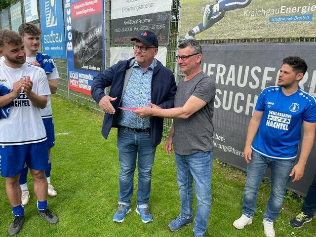 Zweiter Vorstand Daniel Dawood und der erste Vorsitzende Dennis Berger bedanken sich beim scheidenden sportlichen Leiter Roland Pascher. | Foto: kri