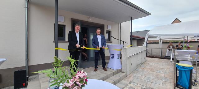 Oberbürgermeister Martin Wolff (rechts) und Ortsvorsteher Frank Kremser durchschneiden das Eröffnungsband.  | Foto: Winter/Stadt Bretten