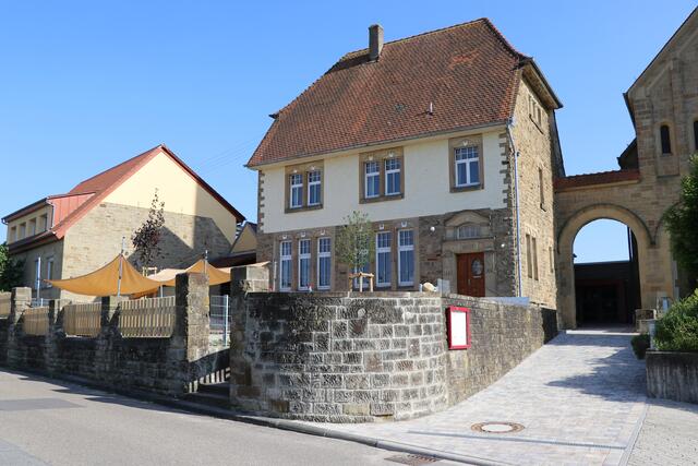 Vorderansicht ehemaliges Schwesternwohnheim und Außenspielbereich | Foto: Gemeinde Oberderdingen