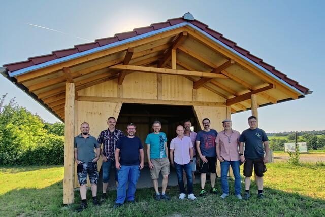 Die fleißigen Handwerker und Sponsoren (von links): Dirk Kesel, Frank Müller, Timo Bechtold, Matthias Hauck, Gerd Meier, Tobias Oster, Markus Oster, Torsten Müller und Peter Steiner. | Foto: privat