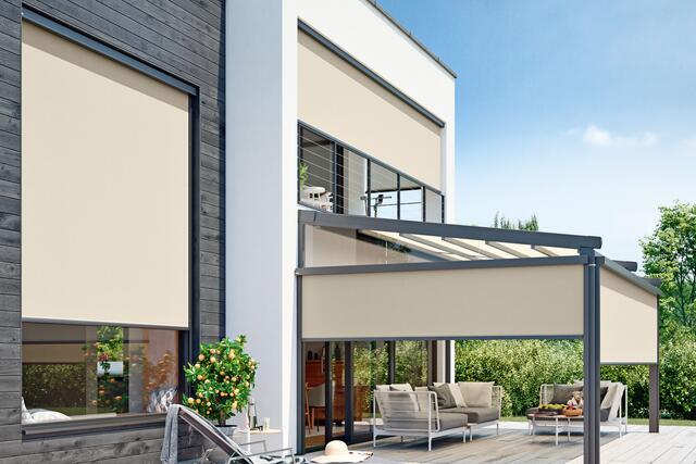 Durch Kombinationen aus Markisen und senkrechtem Sonnenschutz an Fenstern und Terrassendach lassen sich Wohnhäuser wirkungsvoll kühl halten. | Foto: DJD/weinor.de