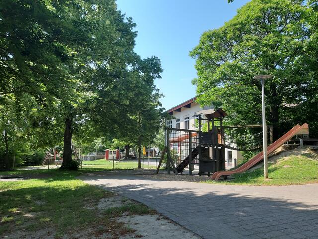 Spielplatz und Dorfgemeinschaftshaus 