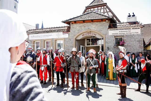 Schweizer Reisläufer begleiten die Figur des Marsilius schon seit 20 Jahren beim Peter-und-Paul-Fest. | Foto: Tom Rebel