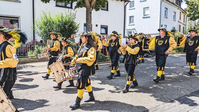  Höhepunkt des Peter-und-Paul-Festes: Peter-und-Paul-Festzug am Sonntag Illustration 