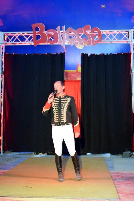 Zirkusdirektor Timo Schwarzmeier gibt den Startschuss für die Aufführungen | Foto: Förderverein Schillerschule Bretten e.V.