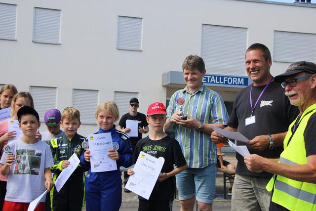 Bürgermeister Michael Nöltner überreichte die Pokale