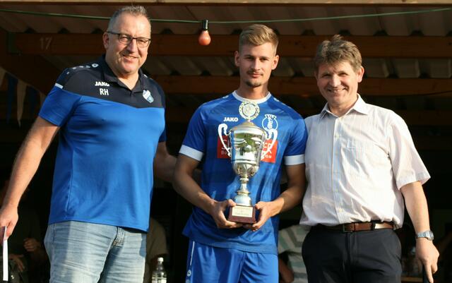 FC Neibsheims Vorsitzender Rainer Hauk, VfB-Kapitän Yanik Leis, Bürgermeister Michael Nöltner (von links) bei der Siegerehrung | Foto: Claudia Hauk