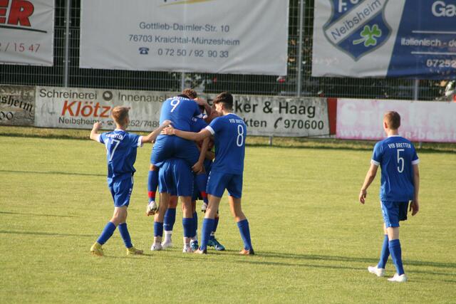Der Brettener Torschütze in einer Jubeltraube | Foto: Claudia Hauk